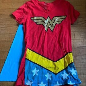 DC comics Wonder woman costume shirt for adult womens size Medium! Velcro Cape!
